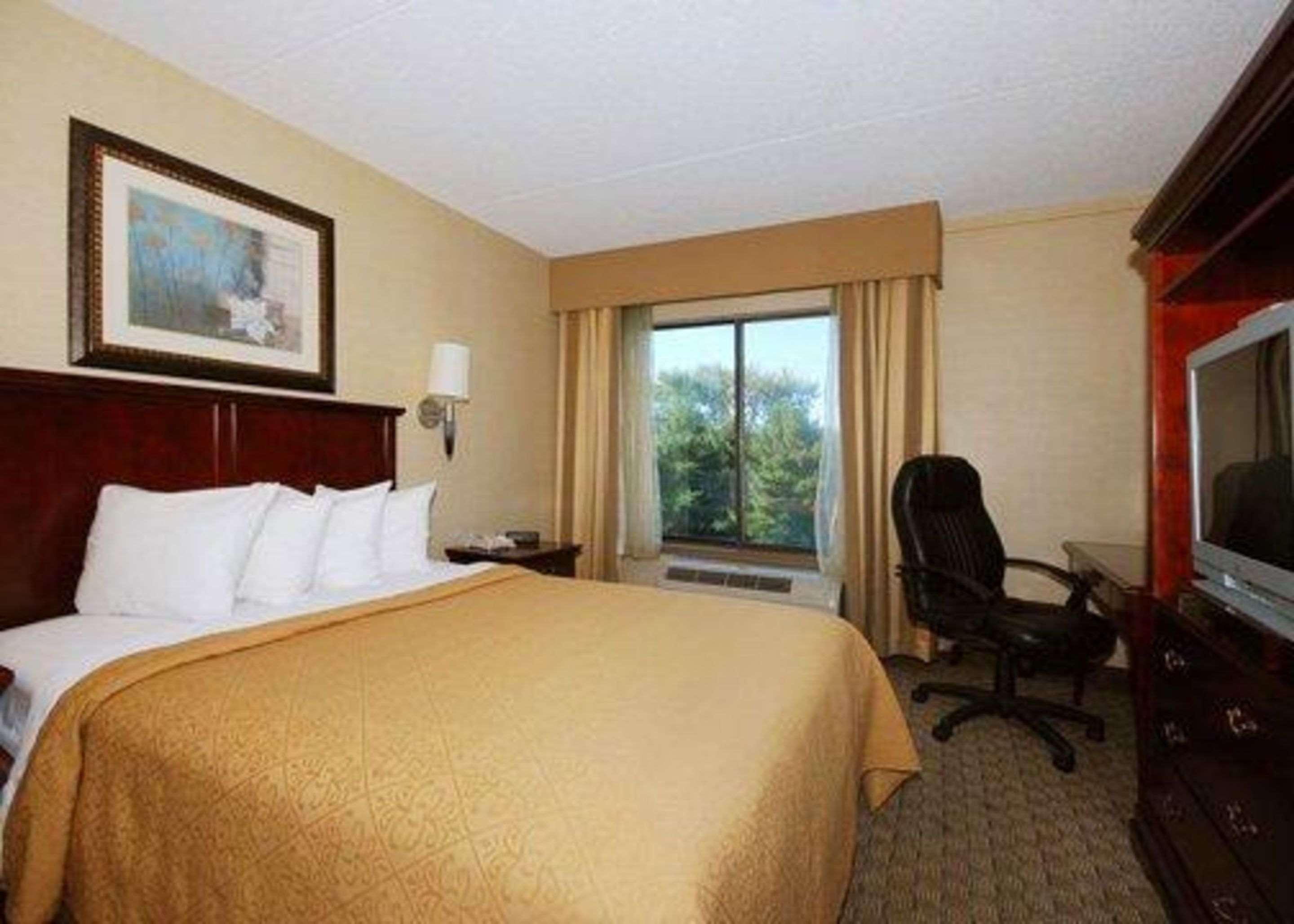 Quality Inn & Suites Bensalem Eksteriør billede